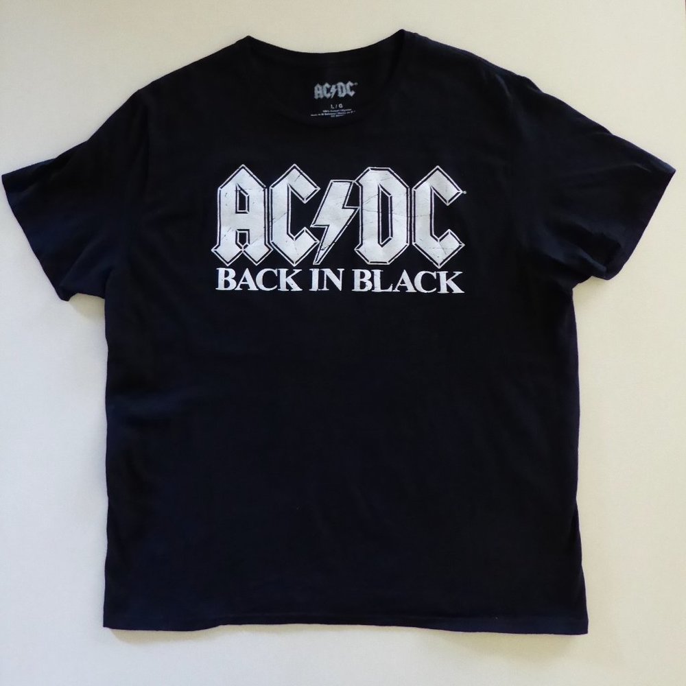 AC/DC BACK IN BLACK OFFICIAL DISTRESSED MENS BLACK T SHIRT (NEW W/O TAGS) LARGE